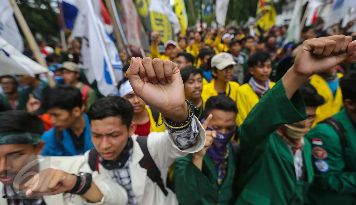 Ratusan massa yang tergabung dalam Badan Eksekutif Mahasiswa (BEM) Se-Jabodetabek terlibat bentrok dengan polisi saat menggelar aksi unjuk rasa di depan Istana Negara, Kamis (12/1). (Liputan6.com/Faizal Fanani)