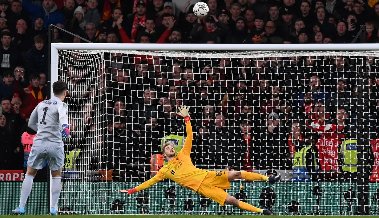 Liverpool. Chelsea harus merelakan gelar Piala Liga Inggris 2021/2022 jatuh ke tangan Liverpool. Dalam laga final yang digelar 27 Februari 2022, Chelsea takluk 10-11 (0-0) melalui adu penalti. Kekalahan Chelsea ditentukan oleh kegagalan eksekutor terakhir, Kepa Arrizabalaga. (AFP/Glyn Kirk)