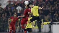 Striker Indonesia, Beto Goncalves duel udara dengan gelandang Malaysia, Brendan Gan, pada laga kualifikasi Piala Dunia 2022 di SUGBK, Jakarta, Kamis (5/9). Indonesia takluk 2-3 dari Malaysia. (Bola.com/M Iqbal Ichsan)