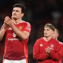 Pemain Manchester United, Harry Maguire merayakan kemenangan atas Lyon dalam laga leg 2 perempat final Liga Europa 2024/2025 di Old Trafford, Manchester, Inggris, Jumat (18/04/2025) WIB. (AFP/Oli Scarff)