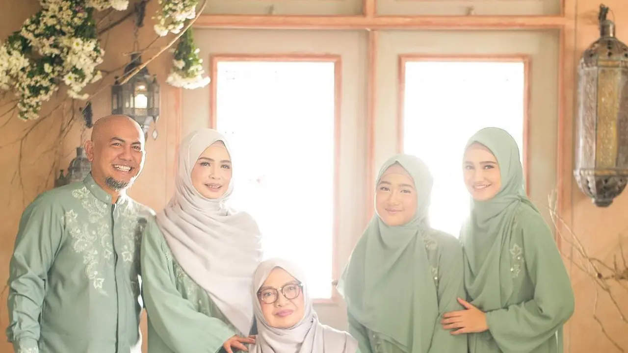 6 Pemotretan Keluarga Syifa Hadju, Kompak Pakai Baju Muslim Warna Senada