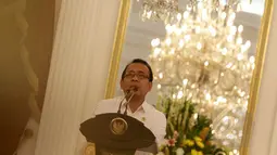 Mensesneg Pratikno memberikan keterangan terkait diterbitkannya Keppres pemberhentian sementara Ketua KPK Abraham Samad serta Wakil Ketua KPK Bambang Widjojanto di Istana Merdeka, Jakarta, Rabu (18/2/2015). (Liputan6.com/Faizal Fanani) 