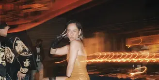 Tentu BCL menjadi bintang dalam pesta ulang tahunnya yang ke-38 dengan outfit dress kulit warna kulit dengan aksesori garter belt renda yang seksi (Foto: Instagram @bclsinclair)