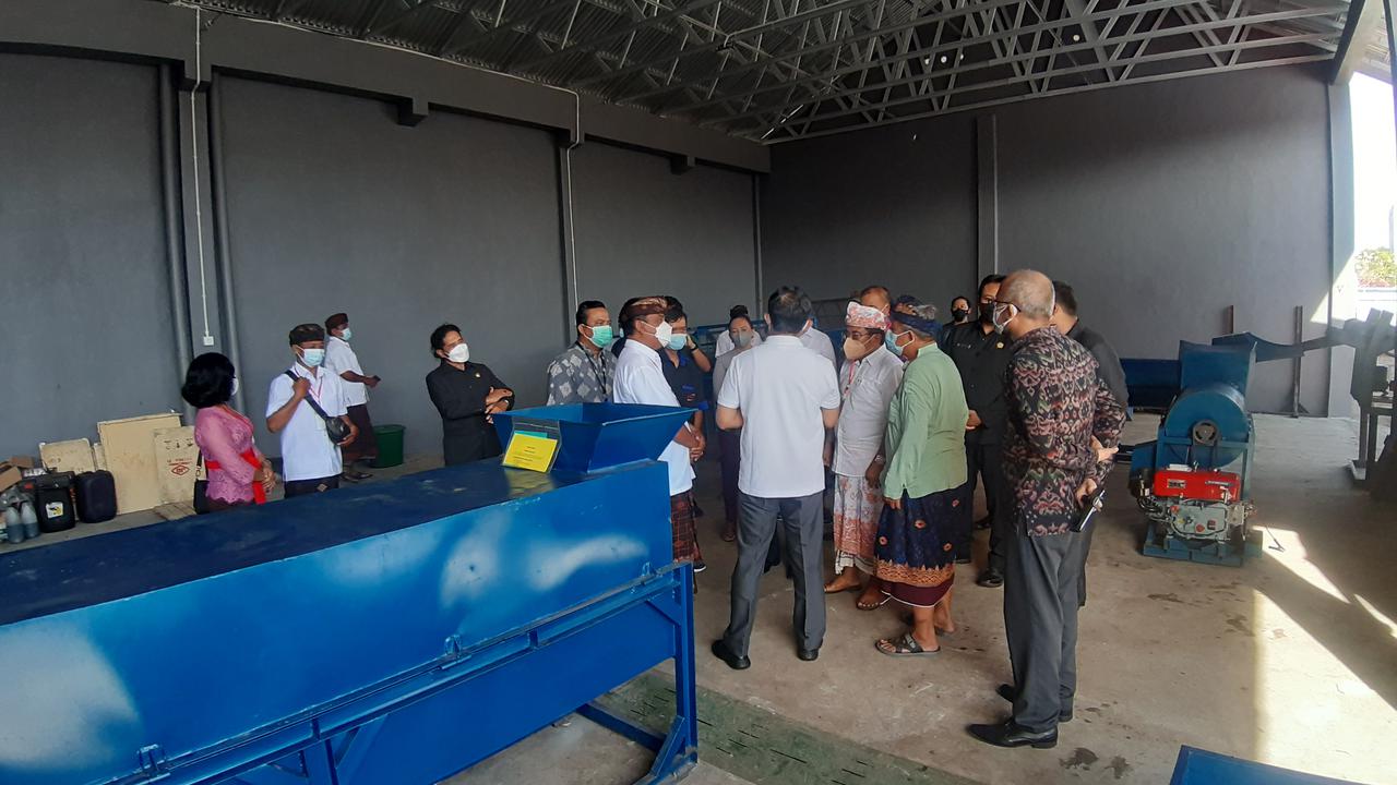 BI Bali Serahkan Bangtuan Alat Pengelolaan Sampah Organik dan Non Organik