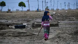 Perempuan petani tradisional menyiapkan lahan untuk pengolahan air laut yang menjadi bahan baku utama pembuatan garam di Lampanah, Aceh, 26 Agustus 2019. Setiap petani di permukiman Lampanah mampu memproduksi garam sekitar 150 - 200 kg per hari yang dijual Rp5.000 per kg. (CHAIDEER MAHYUDDIN / AFP)