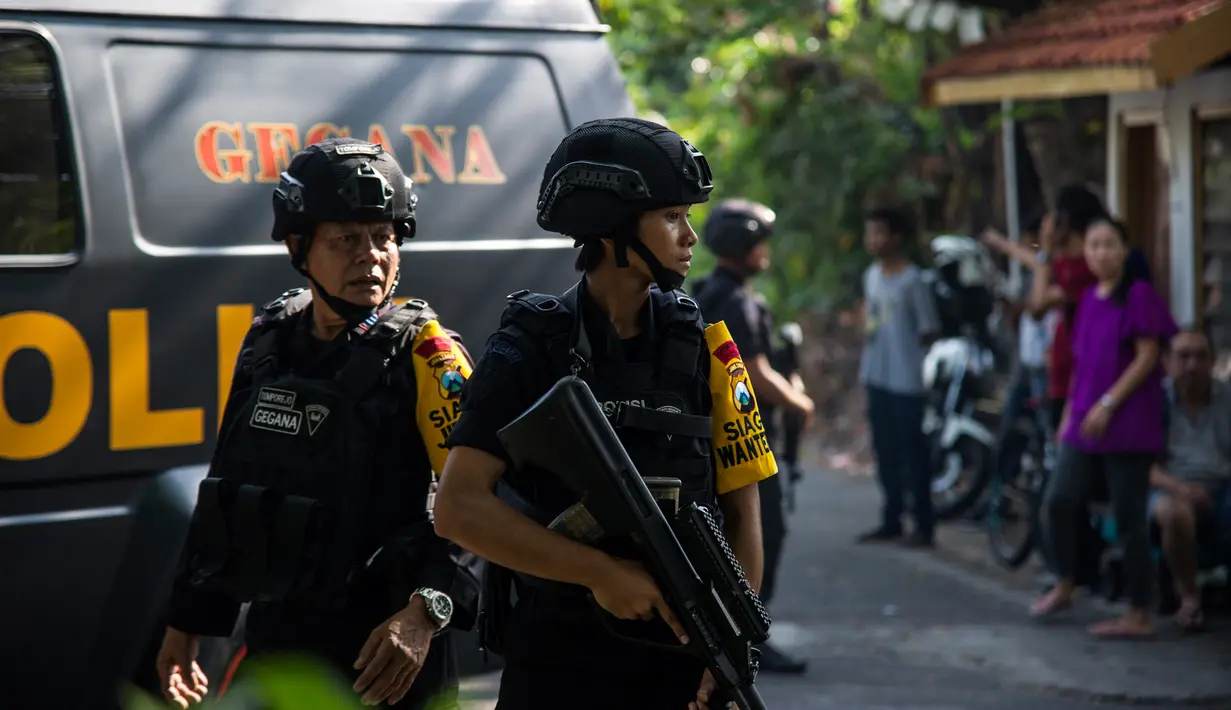 Tim Gegana Brimob Jawa Timur melakukan penjagaan di sekitar gereja di Surabaya menyusul ledakan bom, Minggu (13/5). Ledakan terjadi di tiga gereja, yakni Santa Maria di Ngagel, GKI di Jalan Diponegoro dan gereja di Jalan Arjuna. (AFP/JUNI KRISWANTO)