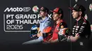 Ajang ini menjadi titik awal persaingan menuju gelar juara dunia musim 2026. Tampak dalam foto, (dari kiri ke kanan) Pembalap Spanyol dari tim BK8 Gresini Racing, Alex Marquez; pembalap Spanyol dari tim Ducati Lenovo Team, Marc Marquez; dan pembalap Italia dari tim Aprilia Racing, Marco Bezzecchi, menghadiri konferensi pers di Sirkuit Internasional Buriram, Thailand pada Kamis 26 Februari 2026. (Lillian SUWANRUMPHA/AFP)
