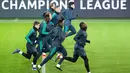 Para pemain Tottenham Hotspur melakukan pemanasan saat sesi latihan di Dortmund, Jerman barat (4/3). Pada leg pertama babak 16 besar Liga Champions Tottenham menang telak atas Dortmund 3-0 di Stadion Wembley. (AFP Photo/Bernd Thissen)