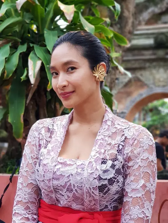 Tak hanya itu, Happy Salma juga sering menjalani pemotretan dengan berdandan seperti wanita Indonesia. (Foto: instagram.com/happysalma)