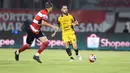 Aksi pemain Persija Jakarta, Jordi Amat (kanan) saat melawan Madura United pada lanjutan BRI Super League 2025/2026 di Stadion Gelora Ratu Pamelingan, Jumat (24/10/2025) malam WIB. (Bola.com/Abdul Aziz).
