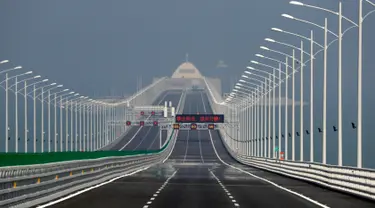 Suasana Jembatan Hong Kong-Zhuhai-Macau di kota Zhuhai, China selatan, Rabu (28/3). Jembatan laut terpanjang di dunia tersebut memiliki panjang 54,7 kilometer atau sekitar 34 mil. (AP Photo/Kin Cheung)