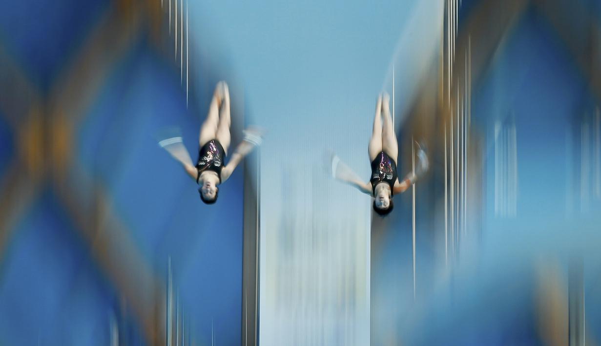 Peloncat indah Tiongkok, Chen Ruolin dan Liu Huixia, sedang beraksi di nomor menara 10m sinkronisasi dalam Kejuaraan Dunia Akuatik 2015 di Kazan, Rusia. (27/7/2015). (Reuters/Stefan Wermuth)