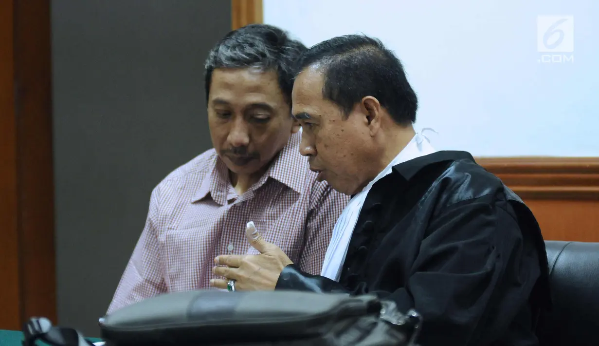 Mantan Direktur PTSP BP Batam, Dwi Djoko Wiwoho (kiri) bersama penasehat hukumnya saat mengikuti sidang pembacaan dakwaan di Pengadilan Negeri Jakarta Barat, Selasa (13/3). Dwi Djoko Wiwoho diduga terlibat gerakan ISIS. (Liputan6.com/Helmi Fithriansyah)