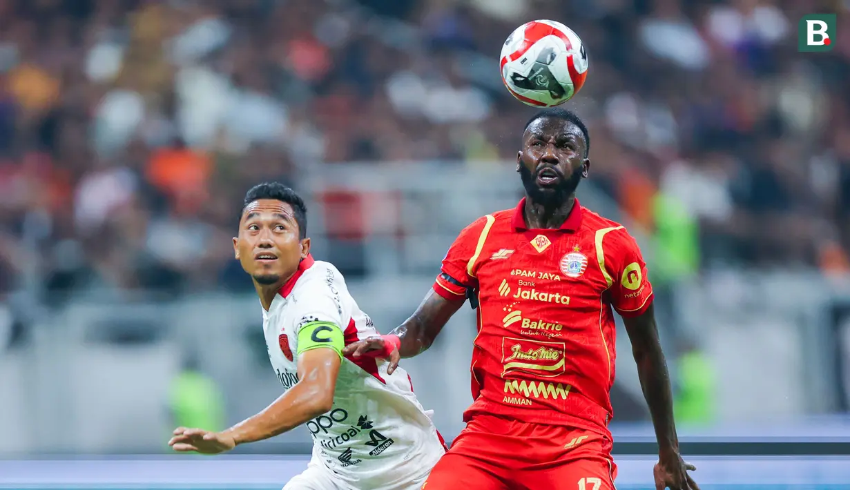 Pemain Persija Jakarta, Allano Lima, berebut bola dengan pemain Bali United, Ricky Fajrin, dalam lanjutan BRI Super League 2025/2026 di Jakarta International Stadium (JIS), Minggu (14/9/2025) malam WIB. (Bola.com/M Iqbal Ichsan)