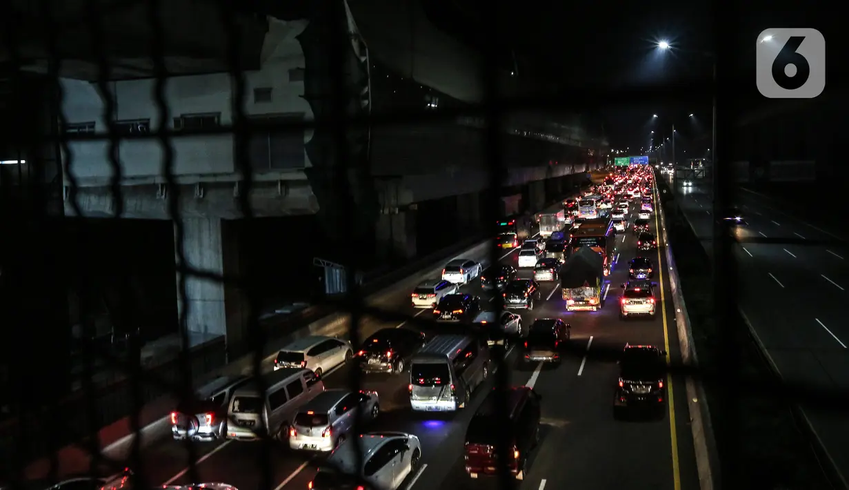 <p>Antrean kendaraan pemudik di Jalan Tol arah Bekasi, Tambun, Kerawang, Jawa Barat, Jumat (28/4/2022) Malam. Pada H-2 diprediksi sebagai puncak arus mudik Lebaran 2022, arus lalu lintas menuju  ke Jawa terpantau padat. (Liputan6.com/Johan Tallo)</p>