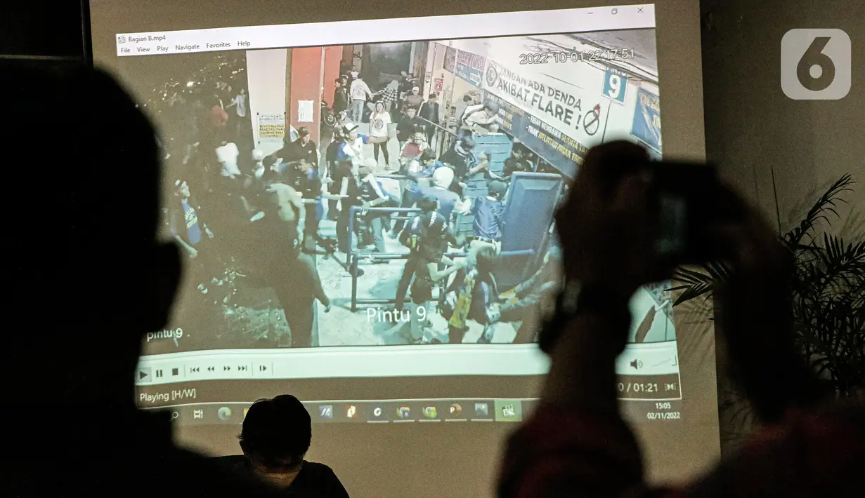 Situasi pintu keluar stadion saat tragedi Kanjuruhan diperlihatkan ketika Komnas HAM menyampaikan keterangan terkait kesimpulan dari hasil penyelidikan di Gedung Komnas HAM, Jakarta, Rabu (2/11/2022). Dari penyelidikan, Komnas HAM mengatakan pengawas pertandingan atau match commisioner tidak mengetahui kalau penggunaan gas air mata dilarang dalam pengamanan pertandingan bola. (Liputan6.com/Faizal Fanani)