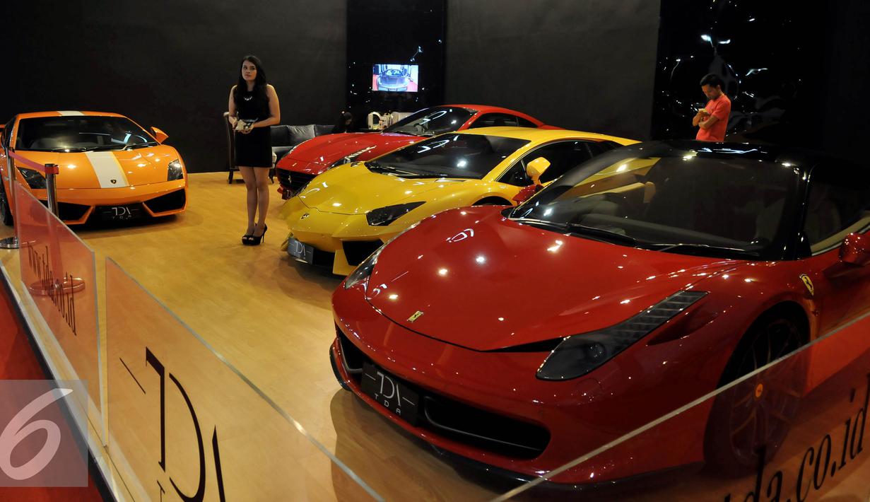 Sales Promotion Girl berdiri di antara mobil sport mewah di IIMS 2015, Jakarta, Kamis (27/8/2015). Karena ekonomi yang melemah target penjualan di IIMS 2015 diperkirakan tidak jauh berbeda dari tahun lalu sekitar Rp 5 triliun (Liputan6.com/JohanTallo)