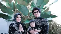 Atta dan Aurel pilih baju lebaran berwarna hitam juga tak kalah hits dari tren sage green. [Foto: @attalahilintar]