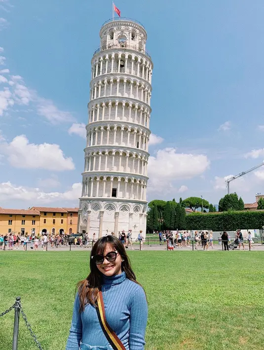 Amel Carla juga terlihat mengunjungi menara Pisa yang berada di Italia. (Liputan6.com/IG/@amelcarla)