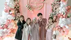 Datang ke acara akikah anak kembar Anisa Rahma dan Anandito Dwis, Angel, Steffy dan Cherly kompak pakai busana dengan nuansa pink. Pernah sama-sama awali karier dengan tergabung di Cherrybelle, kebersamaan 4 mantan anggotanya tidak berubah. Dalam keterangan unggahannya, 3 mantan anggota Cherrybelle ini ungkap merasa senang bertemu dengan Baby Twins. (Liputan6.com/IG/@cherly7uno)