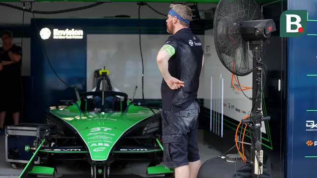 Foto: Melihat Kesibukan Mekanik di Paddock Formula E Jakarta 2023