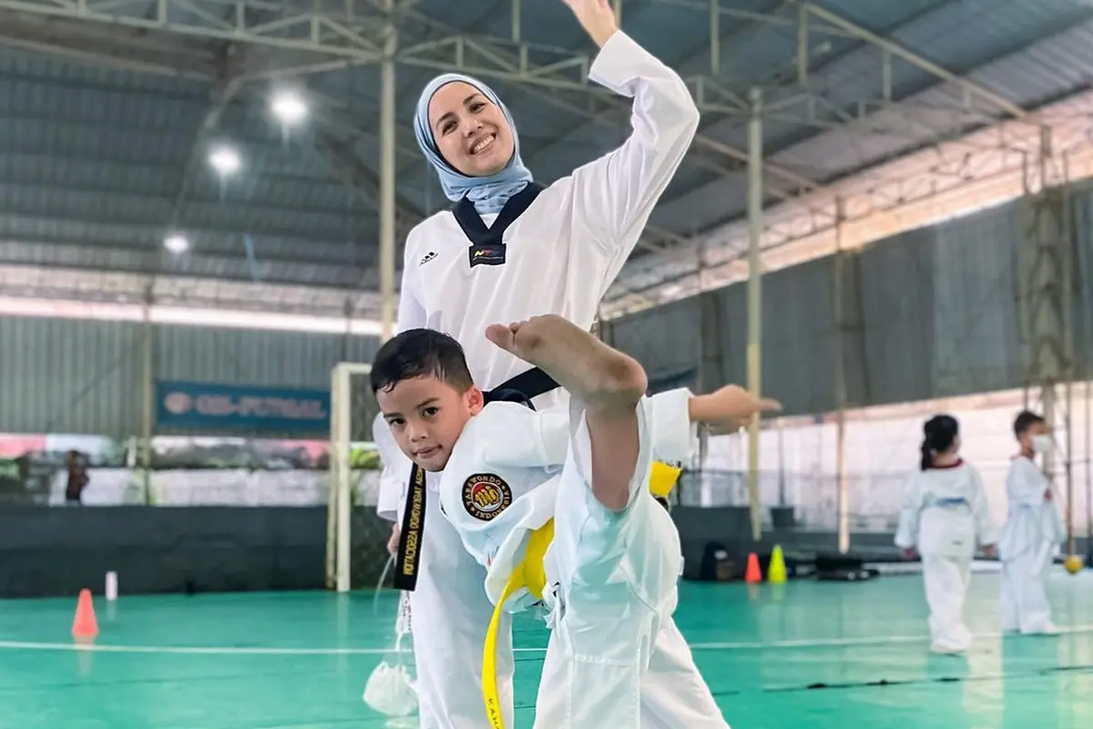 Raih Medali, Ini 5 Potret Tya Ariesta dan Putranya yang Menekuni Taekwondo
