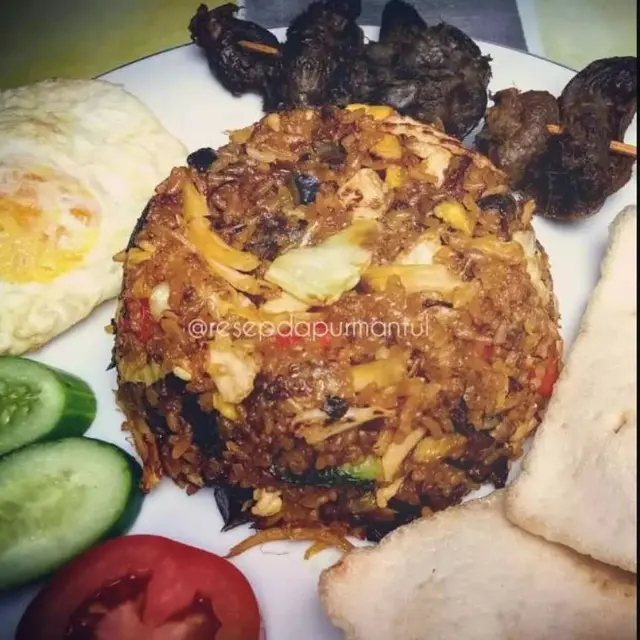 Nasi goreng spesial hati ampela bakso sosis