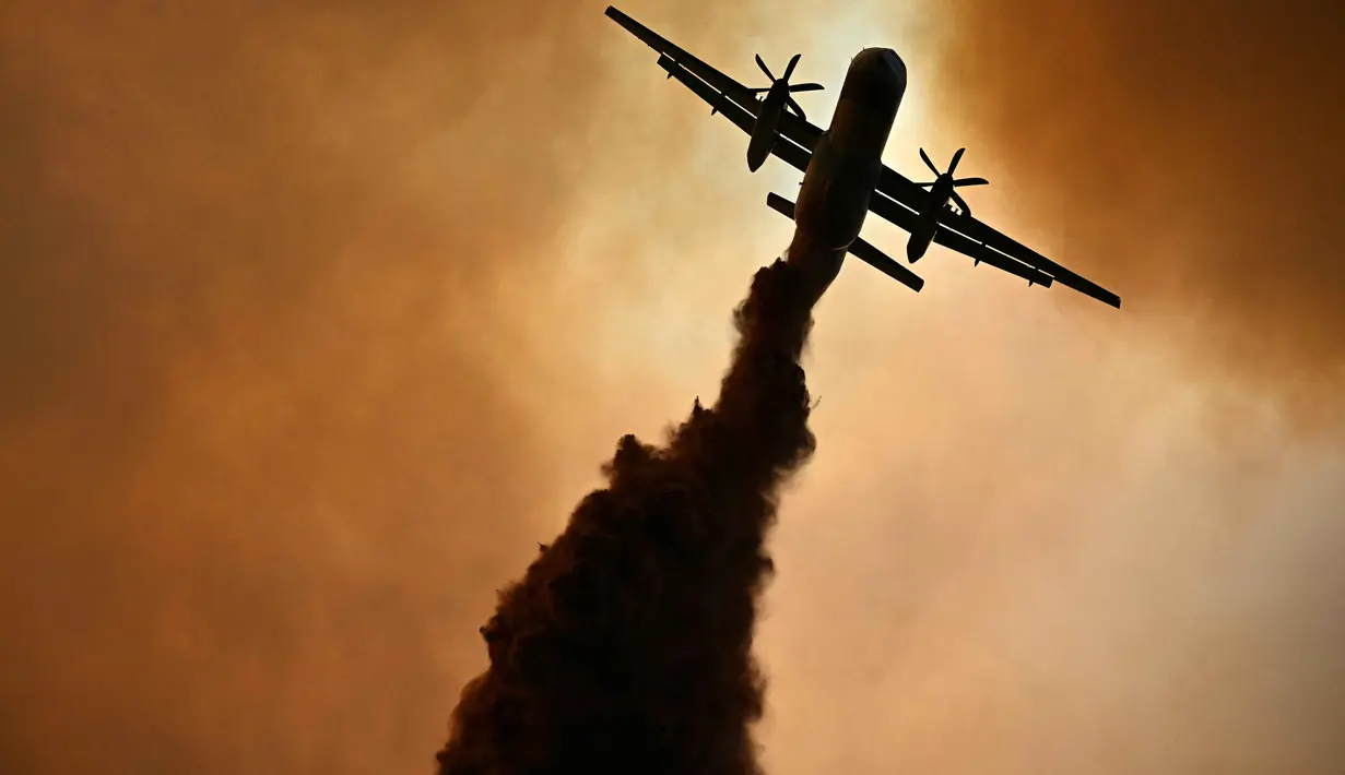 Petugas pemadam kebakaran Prancis terus berupaya memadamkan api yang membakar hutan di dekat Fontjoncouse, Prancis barat daya, pada 6 Agustus 2025. (Lionel BONAVENTURE/AFP)