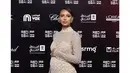 <p>Jasmine juga tampil elegan dengan long dress bodycon putih gading dengan detail turtleneck. (@jastookes)</p>