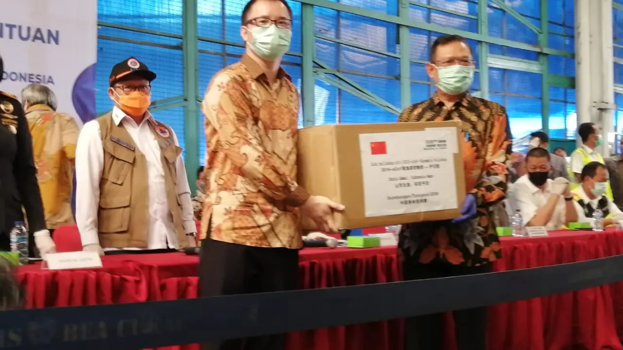 Sebanyak 40 ton bantuan alat medis dan Alat Pelindung Diri (APD) dari para pengusaha Cina, tiba di Indonesia pada Jumat (27/3/2020).
