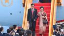 Presiden RI Joko Widodo dan istri Iriana Jokowi tiba di Bandara Internasional Vietnam menjelang KTT Kerjasama Ekonomi Asia Pasifik (APEC) di kota Danang, Vietnam, (10/11). (AFP PHOTO / Kamu Aung Thu)