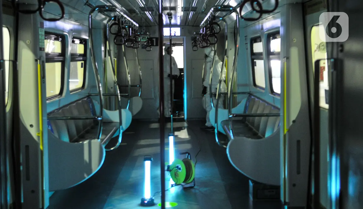 Lampu sinar ultraviolet (UV) untuk sterilisasi rangkaian kereta Light Rail Transit (LRT) Jakarta di Depo LRT Kelapa Gading, Senin (29/6/2020). Sterilisasi dari paparan Covid-19 dilakukan setiap malam usai kereta melayani penumpang dengan waktu penyinaran selama 15 menit. (merdeka.com/Iqbal Nugroho)
