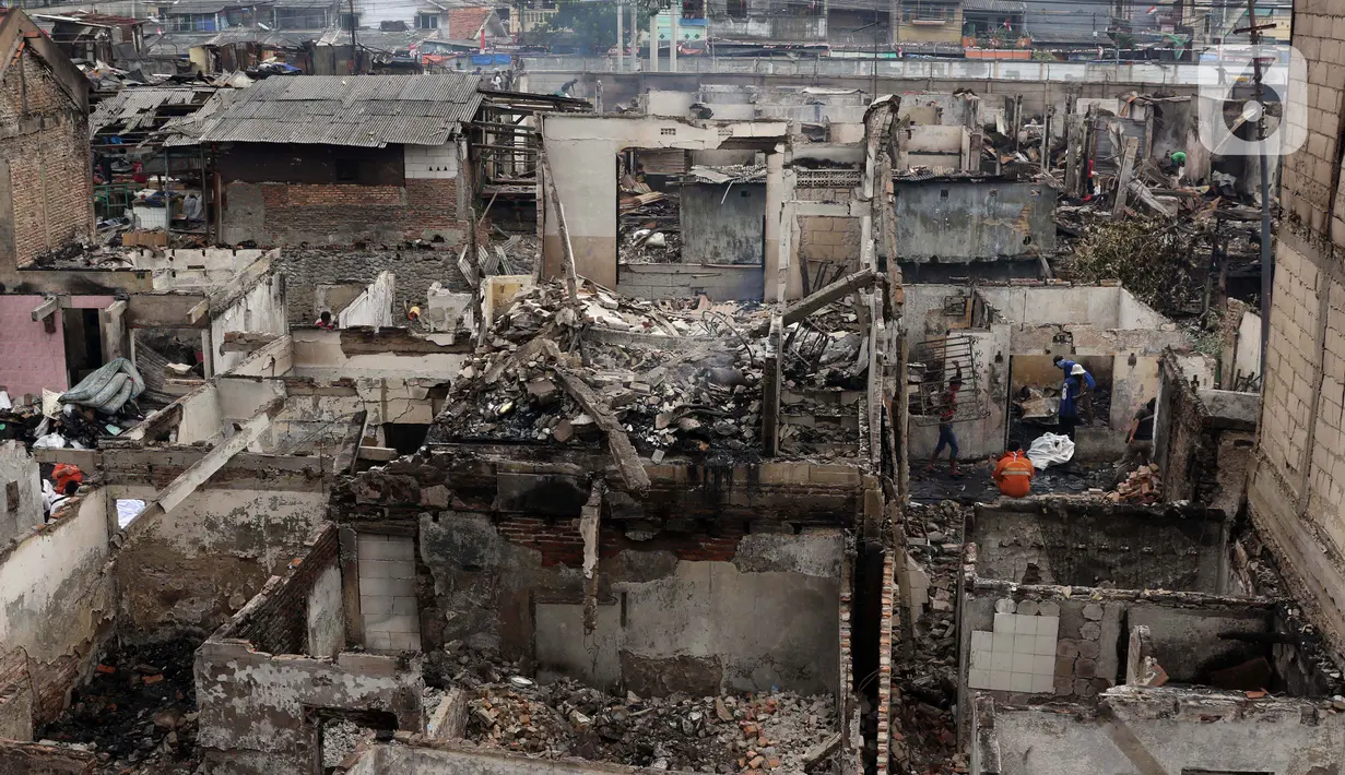 Kondisi pemukiman warga yang hangus terbakar di sisi area rel kereta, Duri Utara, Tambora, Jakarta, Rabu (12/8/2020). 382 kepala keluarga atau 974 jiwa kehilangan tempat tinggal akibat kebakaran di kawasan Duri Utara, Tambora pada Selasa (11/8/) malam. (Liputan6.com/Helmi Fithriansyah)