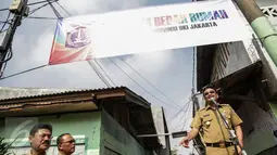 Djarot Saiful berpidato saat meresmikan program bedah rumah di Cilincing, Jakarta, Senin (17/4). Dari jumlah 18 rumah, terdapat satu rumah yang sudah selesai diperbaiki atau dibedah, satu rumah masih dalam proses perbaikan. (Liputan6.com/Faizal Fanani)