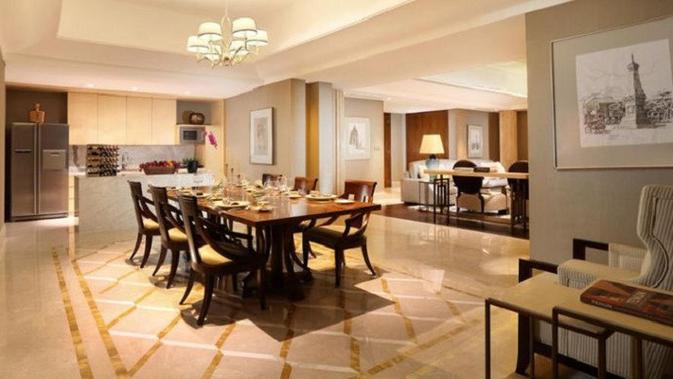 Ruang makan dengan meja panjang dan luas hotel Tentrem. (Sumber Foto: Hotel Tentrem)