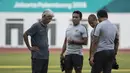 Pelatih Timnas Indonesia, Bima Sakti, berdiskusi dengan tim pelatih saat latihan di Stadion Wibawa Mukti, Jawa Barat, Senin (10/9/2018). Latihan ini persiapan jelang laga uji coba melawan Mauritius. (Bola.com/Vitalis Trisna)