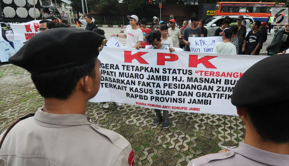 Polisi mengawal unjuk rasa Suara Pemuda Anti Korupsi di depan Gedung KPK, Jakarta, Senin (21/1). Aktivis menyatakan Bupati Muaro Jambi Masnah Busyroh melakukan suap atau gratifikasi terhadap terpidana Gubernur Jambi Zumi Zola. (Merdeka.com/Dwi Narwoko)