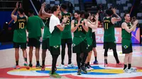 Sejumlah pebasket Timnas Brasil memberikan aplaus kepada penonton setelah memenangkan laga Grup G Piala Dunia FIBA 2023 melawan Iran di Indonesia Arena, Senayan, Jakarta, Sabtu (26/08/2023). (Bola.com/Bagaskara Lazuardi)