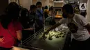 Pengunjung melihat koleksi yang dipamerkan dalam Exotique Pet Expo di Senayan Park, Jakarta, Kamis (28/10/2021). Pameran bagi pecinta reptil ini digelar dari tanggal 27 hingga 31 oktober 2021 mendatang. (Liputan6.com/Johan Tallo)