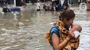 Fase bulan baru berpotensi meningkatkan ketinggian pasang air laut maksimum di wilayah pesisir utara Jakarta. (Liputan6.com/Herman Zakharia)