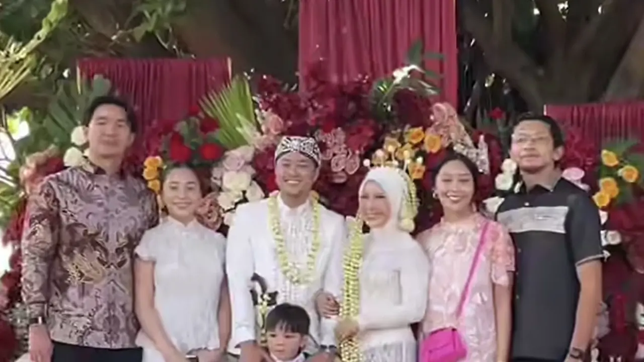 Gaya Nikita Willy saat Kondangan bersama suami dan anak pertamanya. [@kapannikahwo]