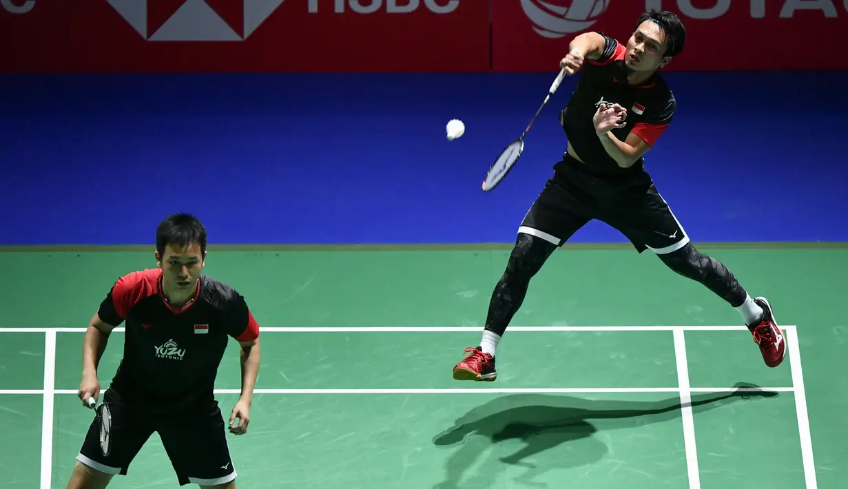 Ganda putra Indonesia Hendra Setiawan (kiri) / Mohammad Ahsan (kanan) saat bertanding menghadapi Fajar Alfian / Muhammad Rian Ardianto pada semifinal Kejuaraan Dunia Bulu Tangkis 2019 di St Jakobshalle, Basel, Swiss, Sabtu (24/8/2019). Hendra / Ahsan melaju ke final. (FABRICE COFFRINI/AFP)