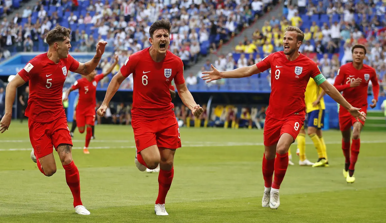 Bek Inggris, Harry Maguire, merayakan gol yang dicetaknya ke gawang Swedia pada laga perempat final Piala Dunia di Samara Arena, Samara, Sabtu (7/7/2018). Inggris menang 2-0 atas Swedia. (AP/Francisco Seco)