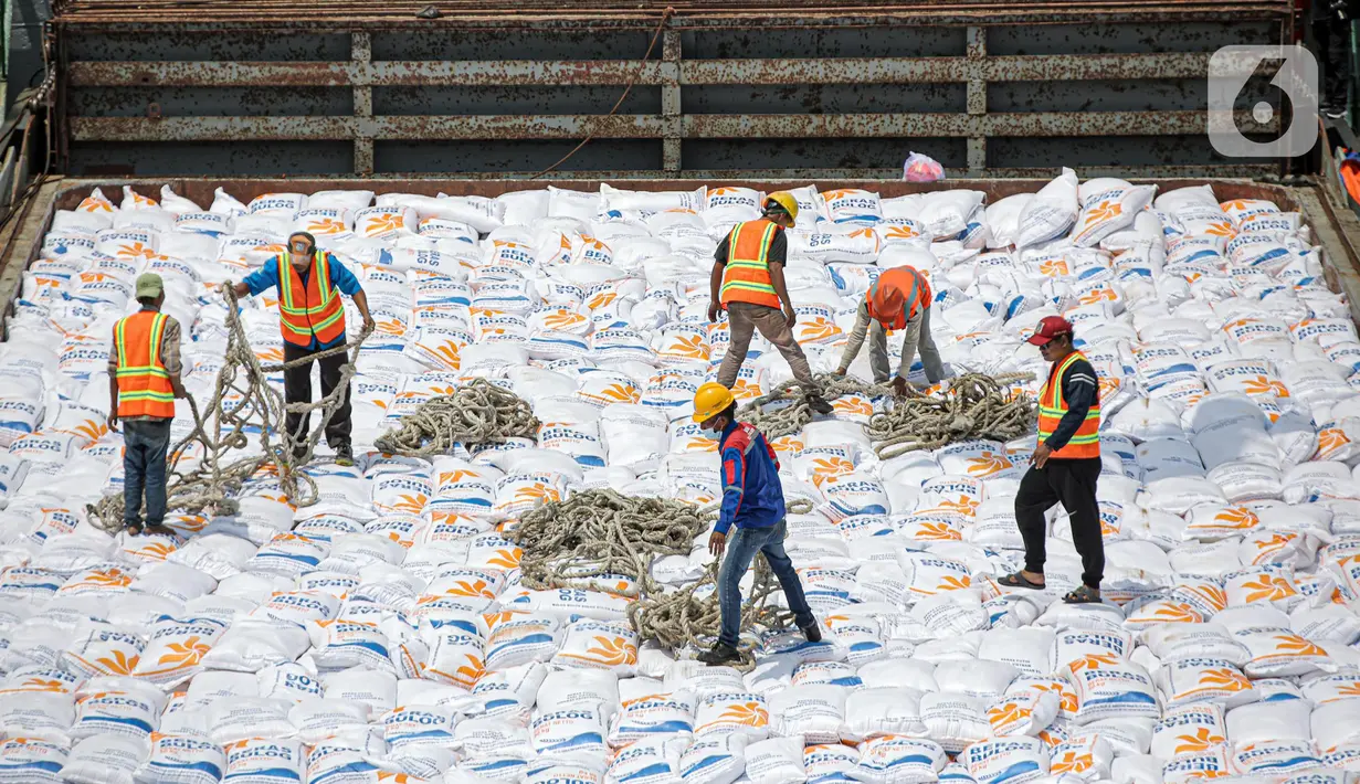 Pekerja melakukan aktivitas bongkar muat beras impor di Pelabuhan Tanjung Priok, Jakarta, Jumat (16/12/2022). Perum Bulog mendatangkan 5.000 ton beras impor asal Vietnam guna menambah cadangan beras pemerintah (CBP) yang akan digunakan untuk operasi pasar. (Liputan6.com/Faizal Fanani)