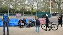 Mereka mendirikan rumah sementara yang terbuat dari terpal di sepanjang jalan ikonik ini, lebih dari seminggu sebelum prosesi Raja Charles dan Ratu Camilla. (Photo by JUSTIN TALLIS / AFP)