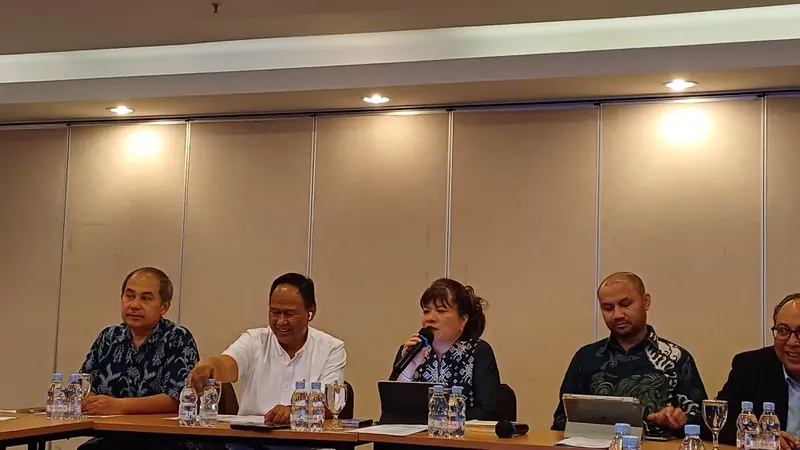 Ketua Umum Asosiasi Pengusaha Indonesia (Apindo) Shinta Widjaja dan sejumlah pengurus Apindo lainnya dalam Konferensi Pers Pre Rakerkonas APINDO, Jumat (23/8/2024). (Maulandy/Liputan6.com)