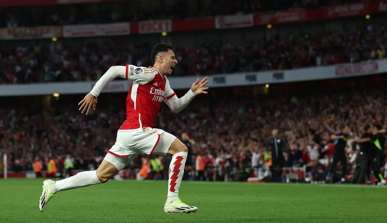 Pemain Arsenal, Gabriel Martinelli berlari merayakan gol kemenangan timnya atas Manchester City pada laga lanjutan Liga Inggris 2023/2024 yang berlangsung di Emirates Stadium, London, Inggris, Minggu (08/10/2023) malam WIB. Pada laga tersebut, Martinelli baru masuk pada menit ke-46 menggantikan Leandro Trossard. (AFP/Adrian Dennis)