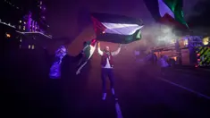 Orang-orang mengibarkan bendera Palestina saat bom asap diledakkan dalam demonstrasi mendukung warga Palestina di Vancouver, British Columbia, Kanada, Kamis (19/10/2023). Unjuk rasa untuk mendukung warga Palestina dimulai di Balai Kota Vancouver dan berlanjut ke beberapa bagian kota. (Darryl Dyck/The Canadian Press via AP)