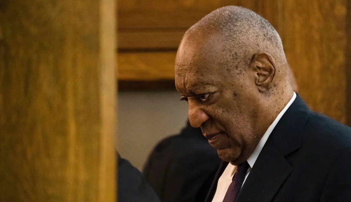 Ekspresi Bill Cosby saat berjalan di Pengadilan Montgomery  di Norristown, (6/6). Cosby menjalani sidang kasus pelecehan seksual dimana 50 wanita menuduh aktor dan Komedian ini melakukan kekerasan seksual. (AP Photo/Matt Rourke, Pool)