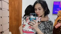 Wanita kelahiran Bandung itu dikenal hobi kenakan daster sehari-hari. Meski demikian, paras cantik Mawar AFI tak luntur saat memakai daster. Begini potret sederhana Mawar saat momong anak.(Liputan6.com/IG/@mysamawar)